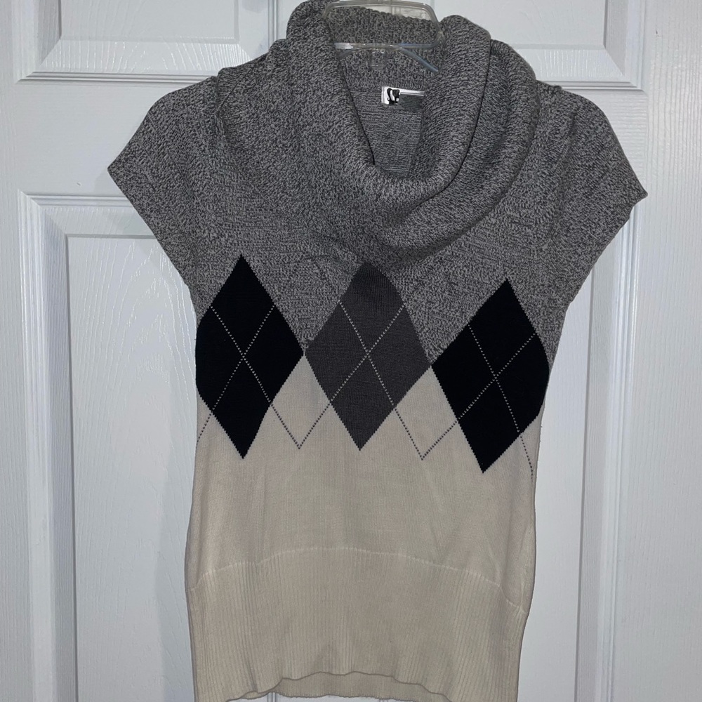 Grey & white argyle Body Central cowl neck top